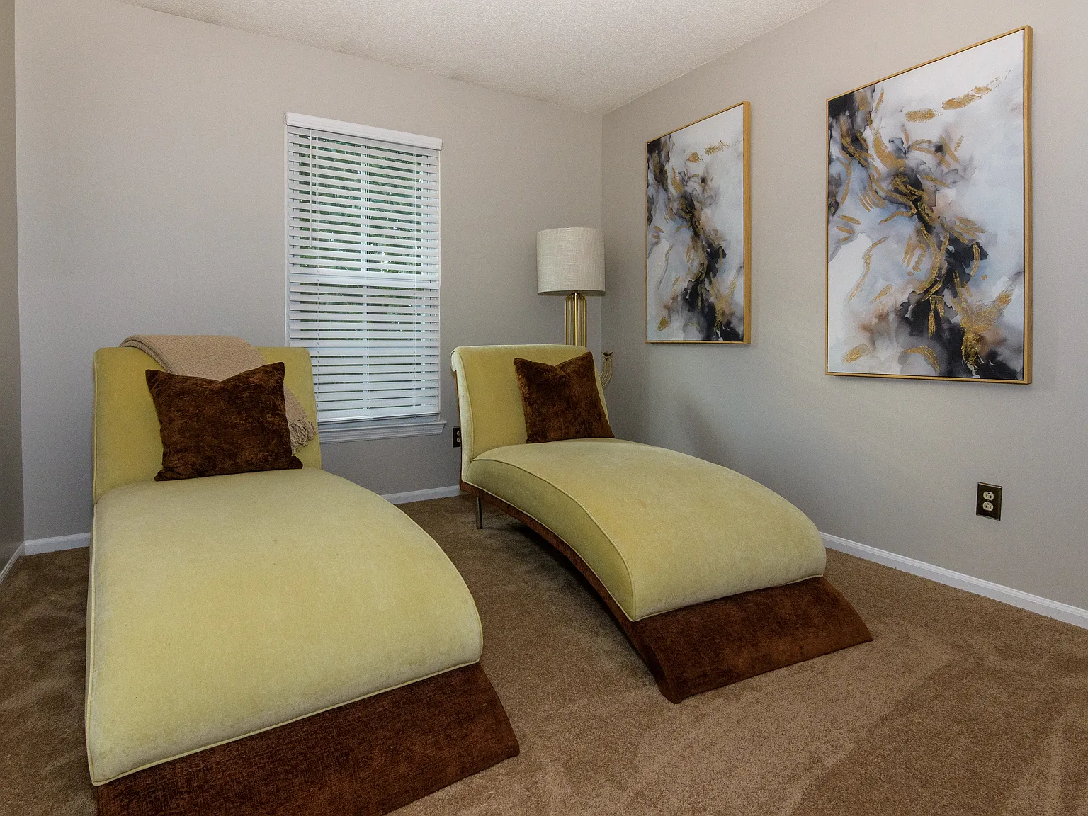 9326 Pondside Ln — Photo 2