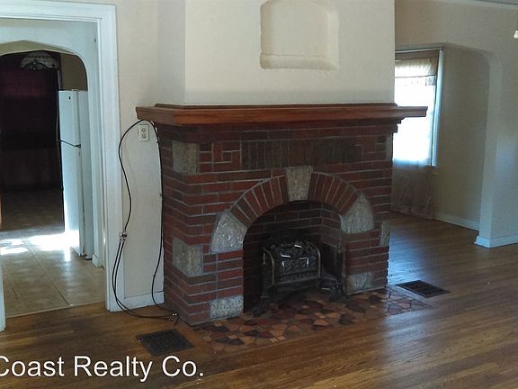 3rd image of 2633 Newport Ave