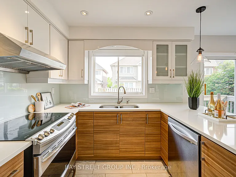 43 Tower Bridge Cres — Photo 10