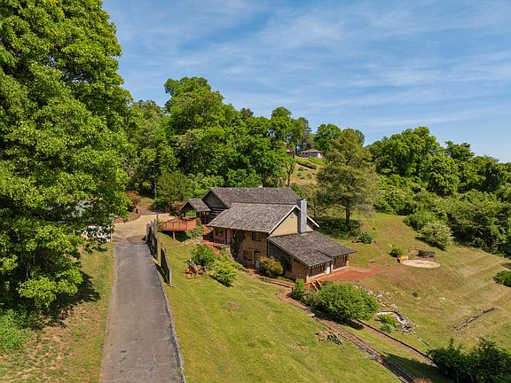 3rd image of 2910 Crest Terrace Dr
