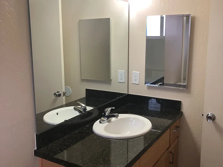 Shangri-La Apartments — Photo 15