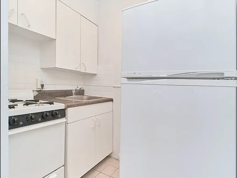402 W 45th St #3D — Photo 8