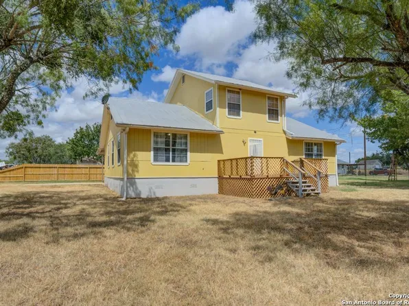 1176 Old Adams, Pleasanton, TX 78064