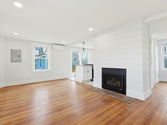 5th image of 8 Hampton Cir