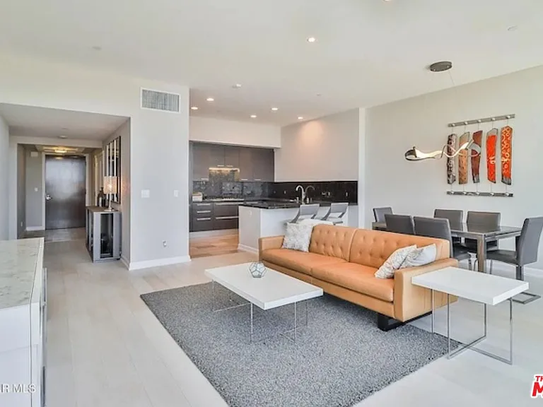 900 W Olympic Blvd #34D — Photo 15