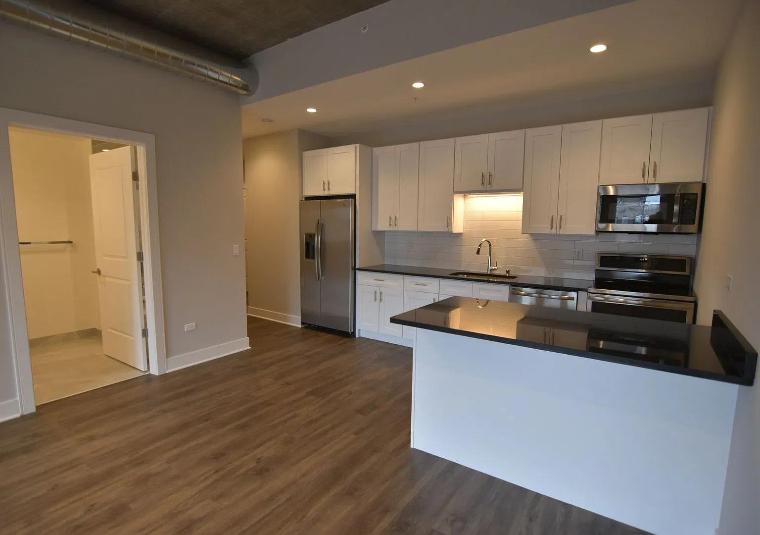 1 bed, 1.0 bath, 828 sqft, $3,100 — Photo 3