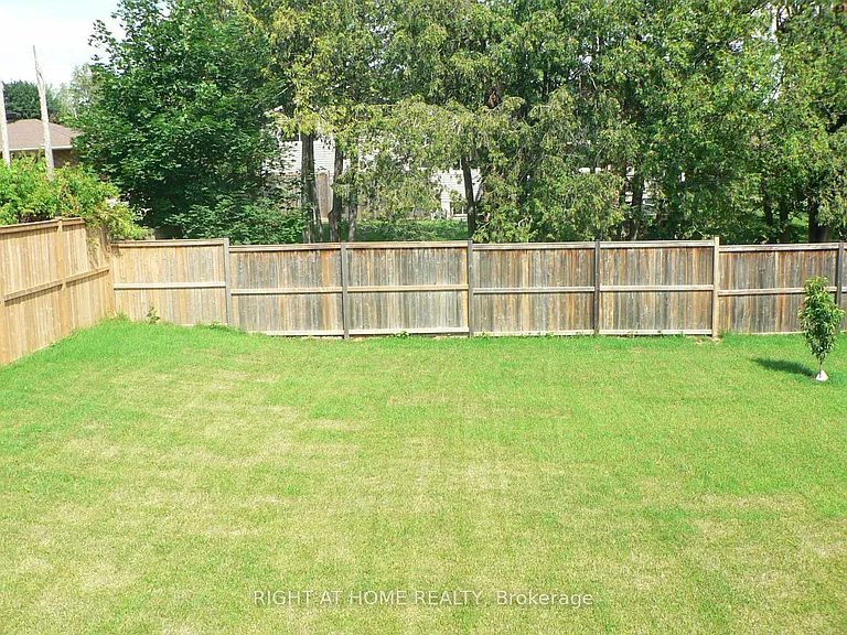 13 Bell Park St — Photo 23
