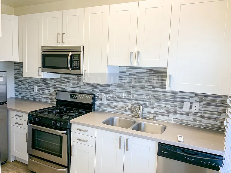 2027 Front St #10 — Photo 1