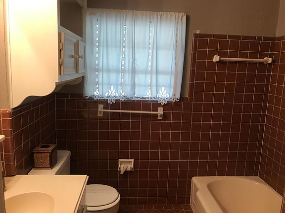 5th image of 308 Poinsetta St