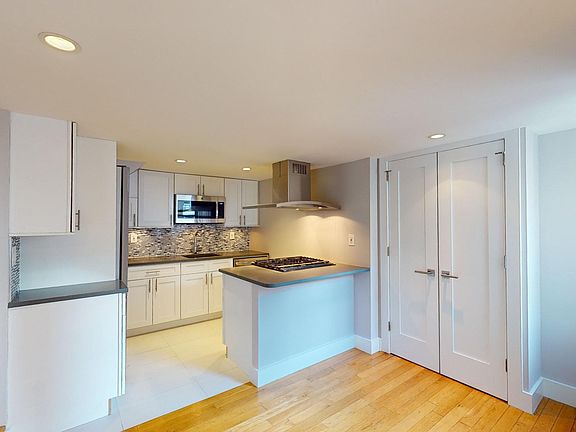 3rd image of 301 E 47th St #21N