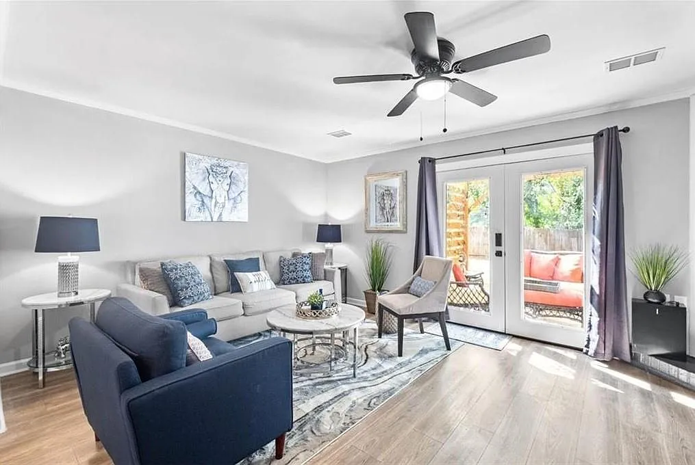 2 bed, 2.5 bath, 1320 sqft, $2,000 — Photo 2
