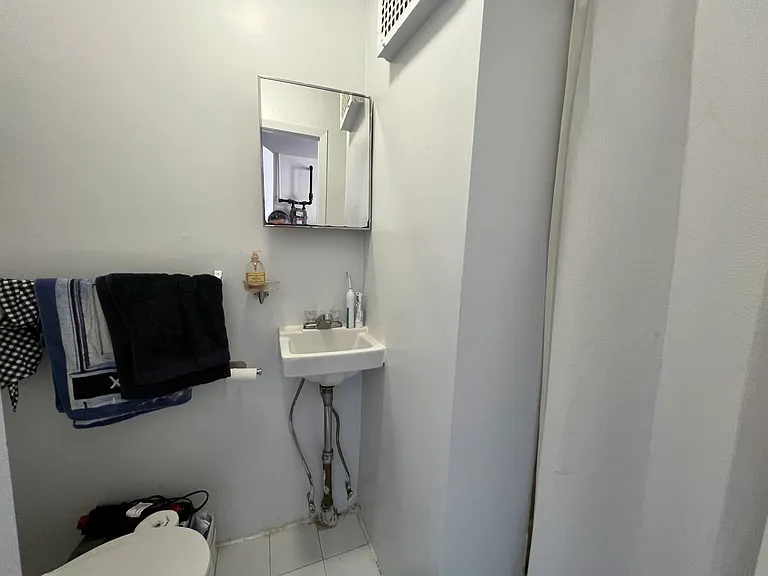 211 E 5th St #17 — Photo 5