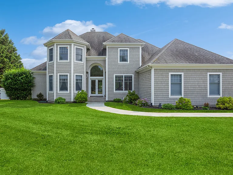 19 Fairbanks Ct — Photo 1