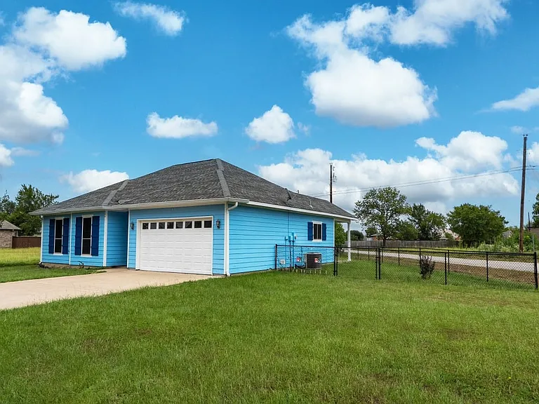 304 Port Dr — Photo 3