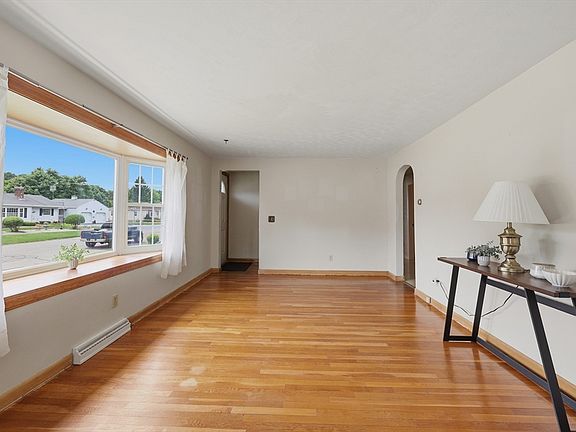 4th image of 20 Elaine St