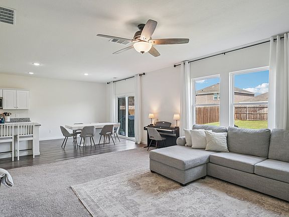5th image of 770 Yorkshire Dr