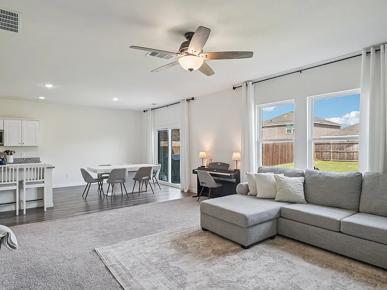 770 Yorkshire Dr — Photo 5