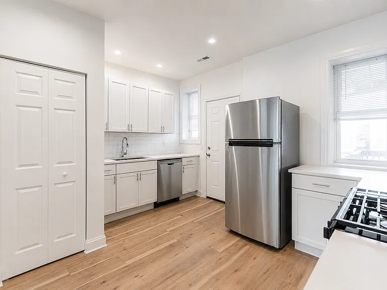 2107 N Hamlin Ave #2F — Photo 9