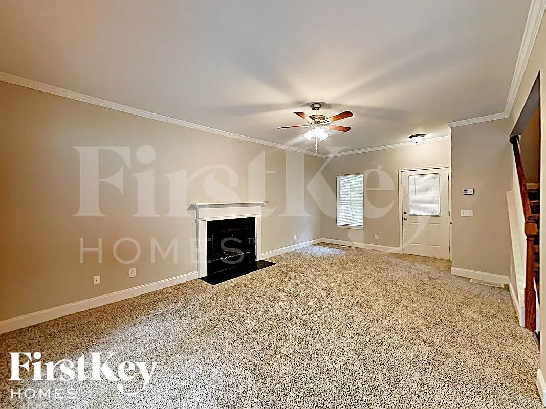 3 bed, 2.5 bath, 1672 sqft, $2,170 — Photo 2