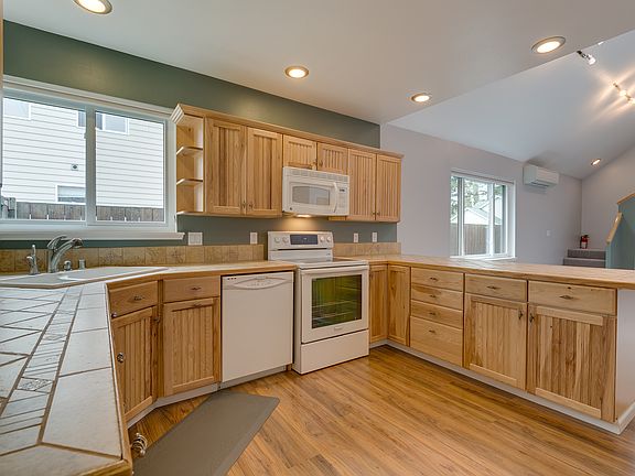 5th image of 1061 Alder Ave