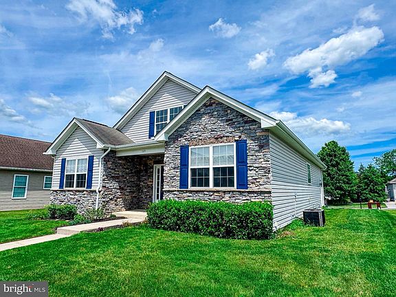 3rd image of 105 Heartwood Dr