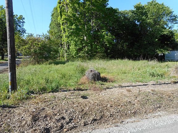 2nd image of 106 E Ash Ave