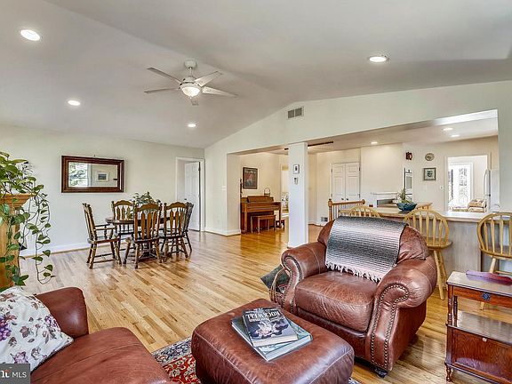 4th image of 10224 Parkwood Dr