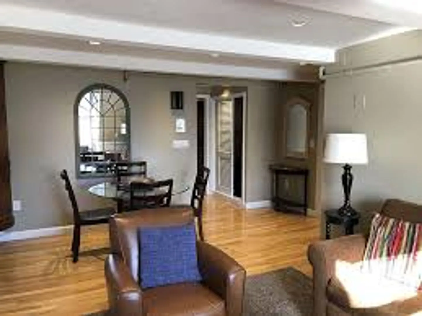 No Brokers Fee Unit in Back Bay. Laundry on a Site, Hot Water Included — Photo 2