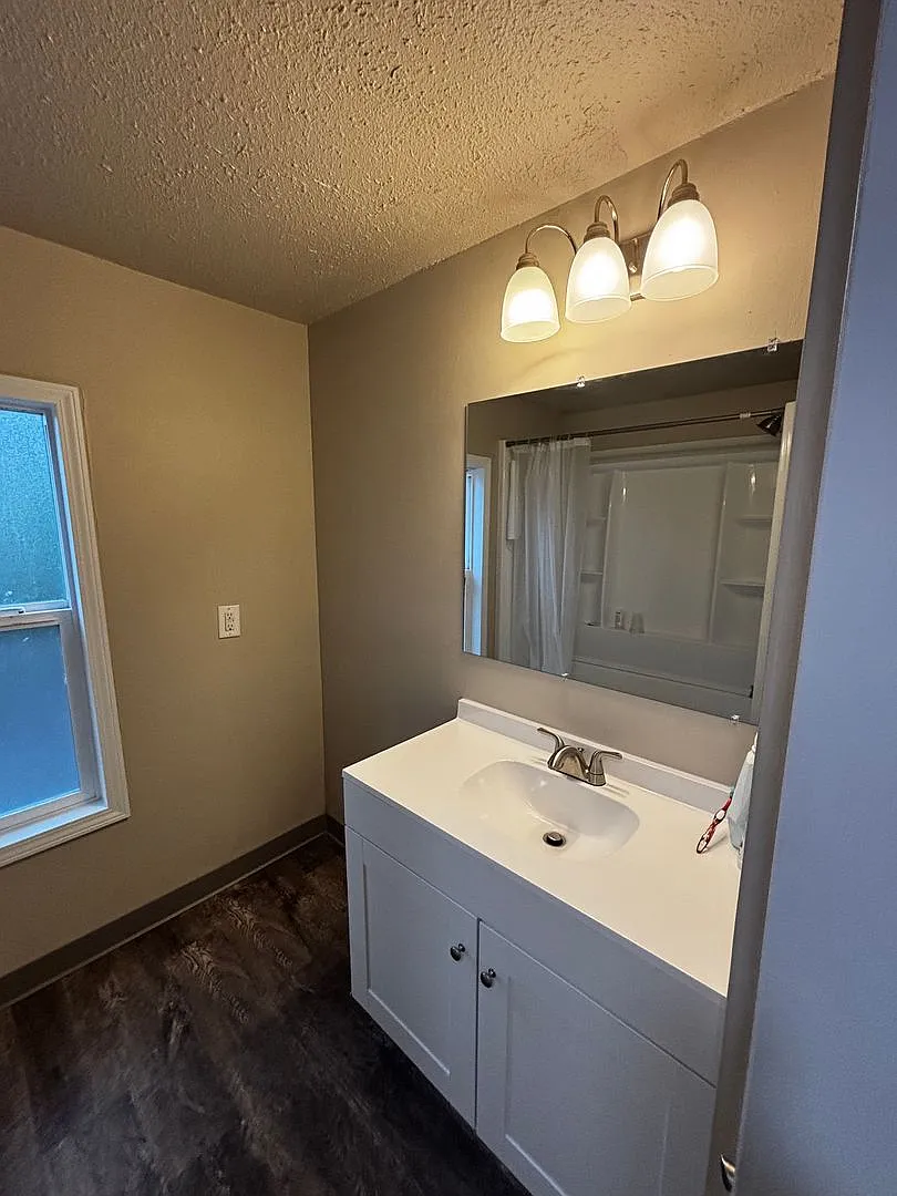 2bed 2bath Remodeled Unit in Kent — Photo 4