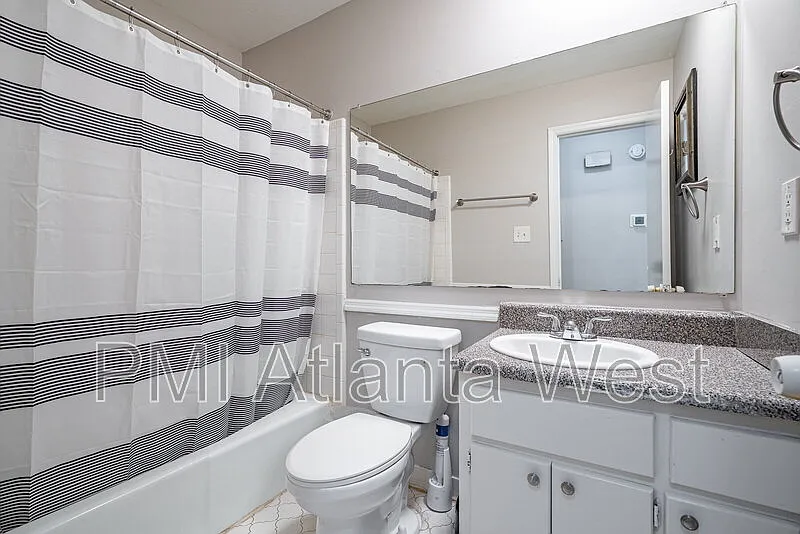5 bed, 3.0 bath, 1900 sqft, $1,950 — Photo 4