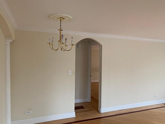 Dinning room: hardwood floor