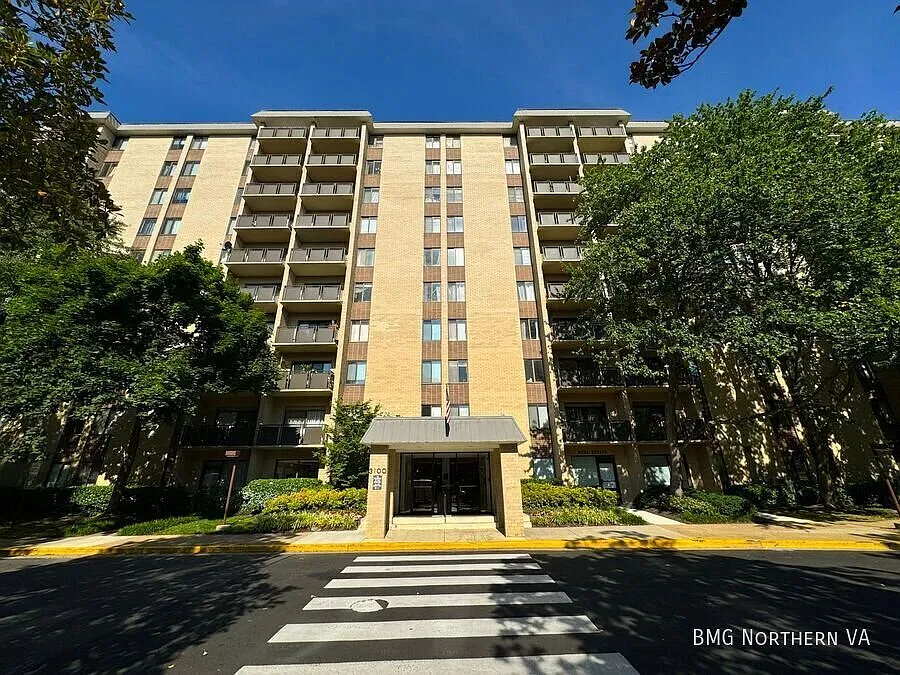 Sun-filled and Modern 2 Bed 2 Bath In Amenity Rich Woodlake Towers — Photo 1