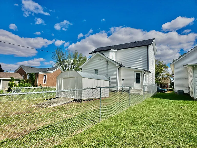 621 N Carver St — Photo 4