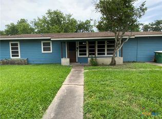1705 E Poplar Ave, Victoria, TX 77901