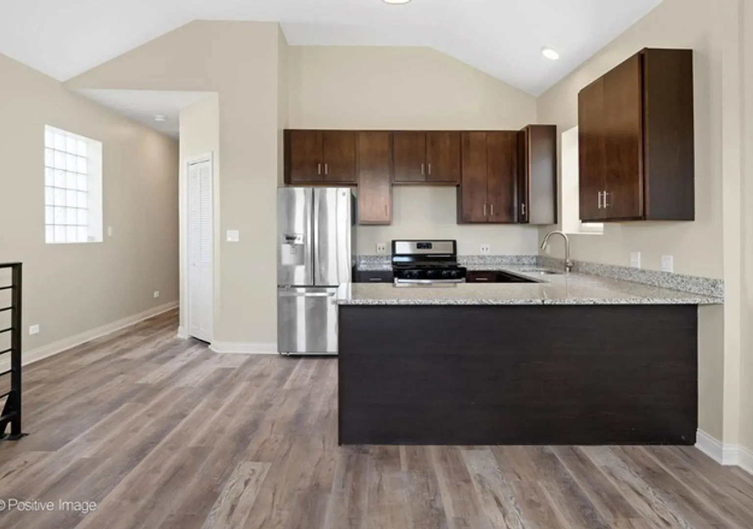 Charming 3BR Duplex in Chicago — Photo 1