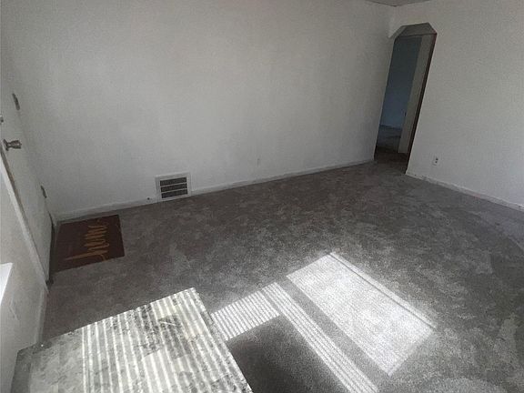 3rd image of 19690 Wexford St