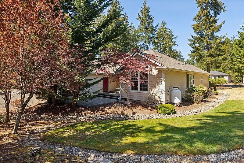 4th image of 51 E Vine Maple Lane