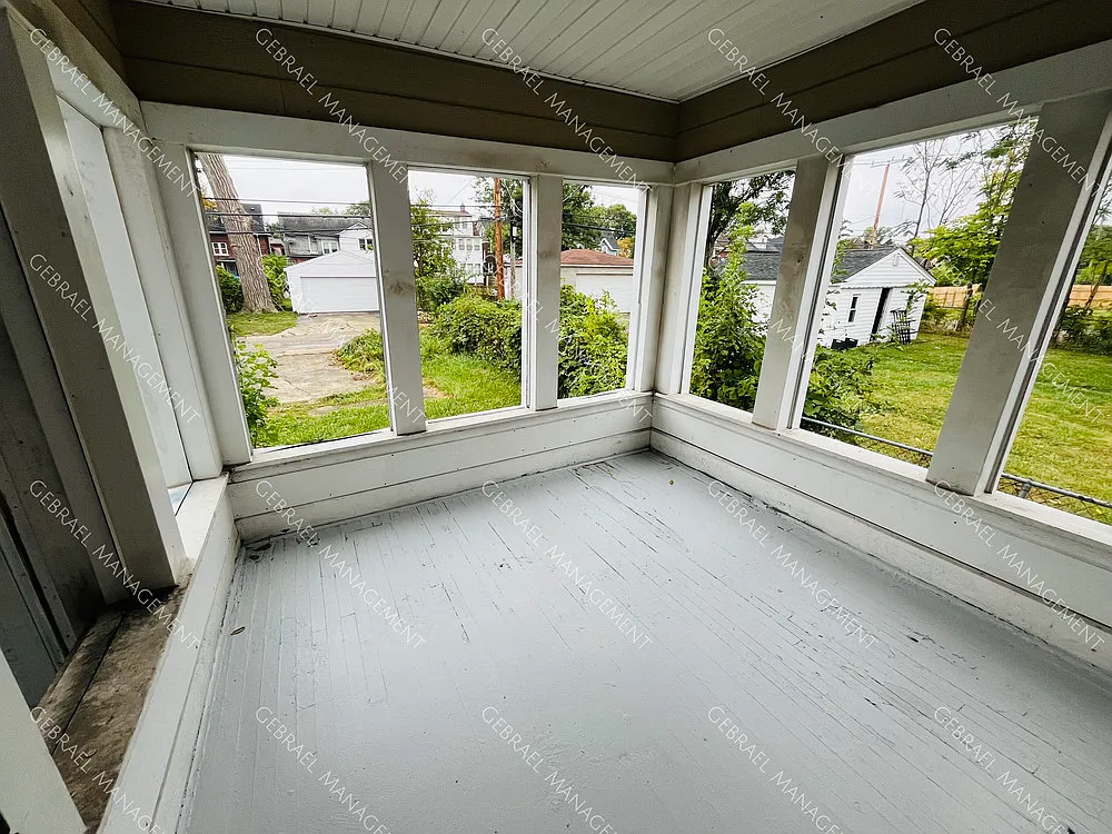 1644 Gladstone St. — Photo 2