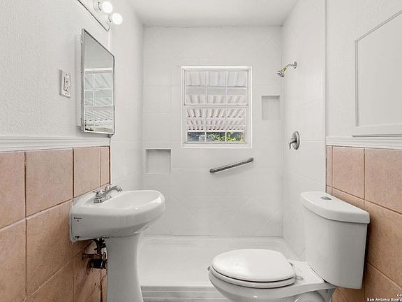 4th image of 2031 Lamar St