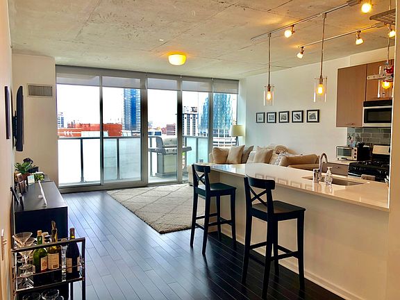 3rd image of 659 W Randolph St APT 1019