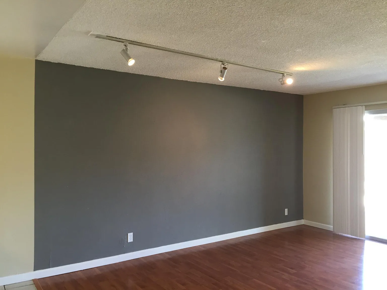 3 bed, 1286 sqft, $4,400 — Photo 3