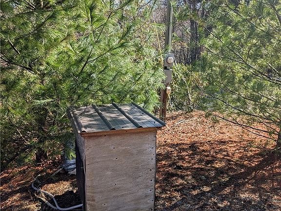 4th image of 718 Green Mountain Road