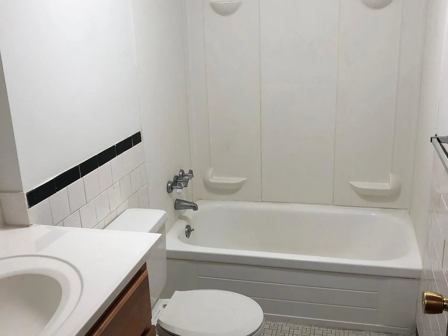 Evergreen Apartments — Photo 4