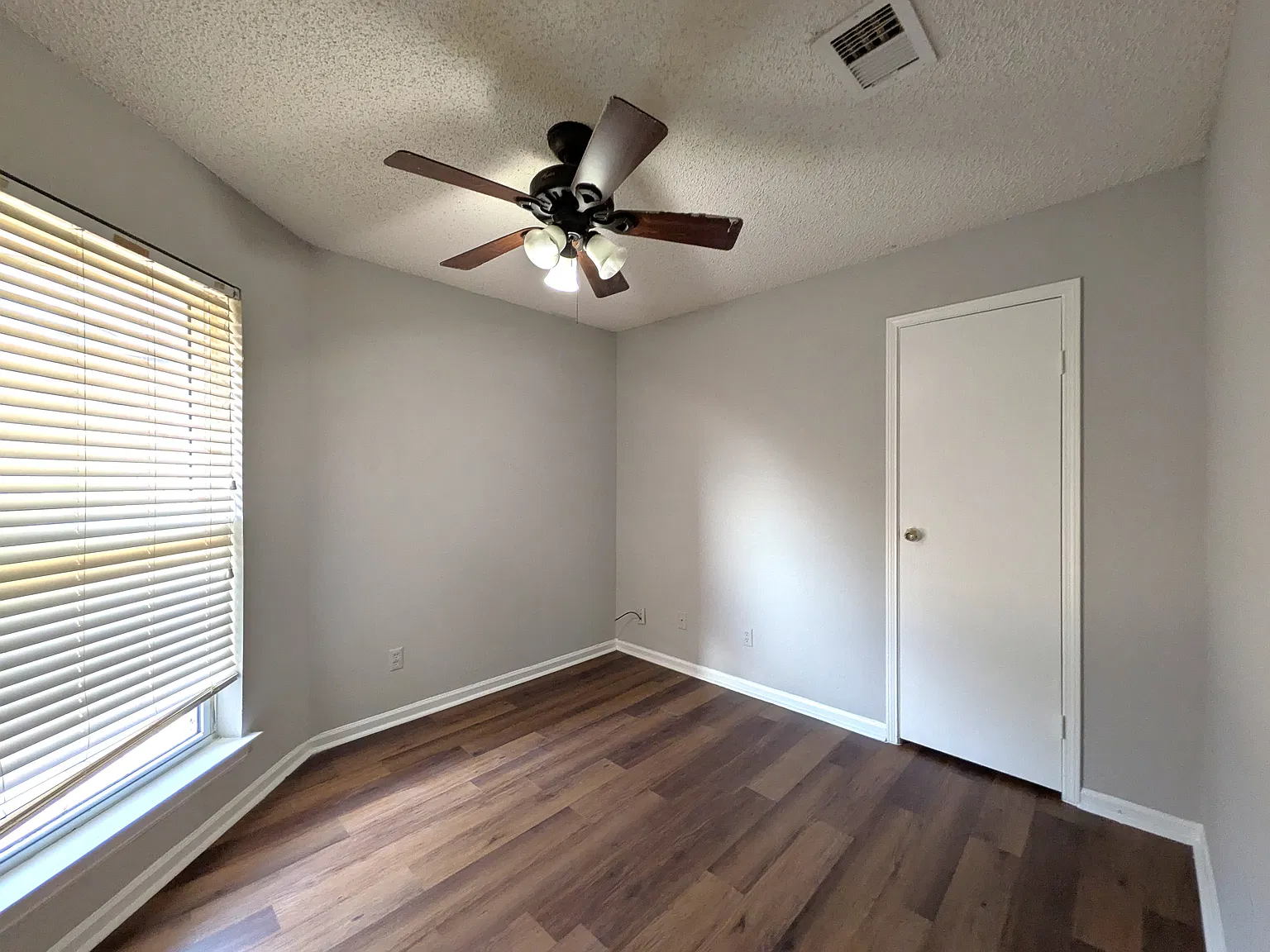 3 bed, 1396 sqft, $1,900 — Photo 2