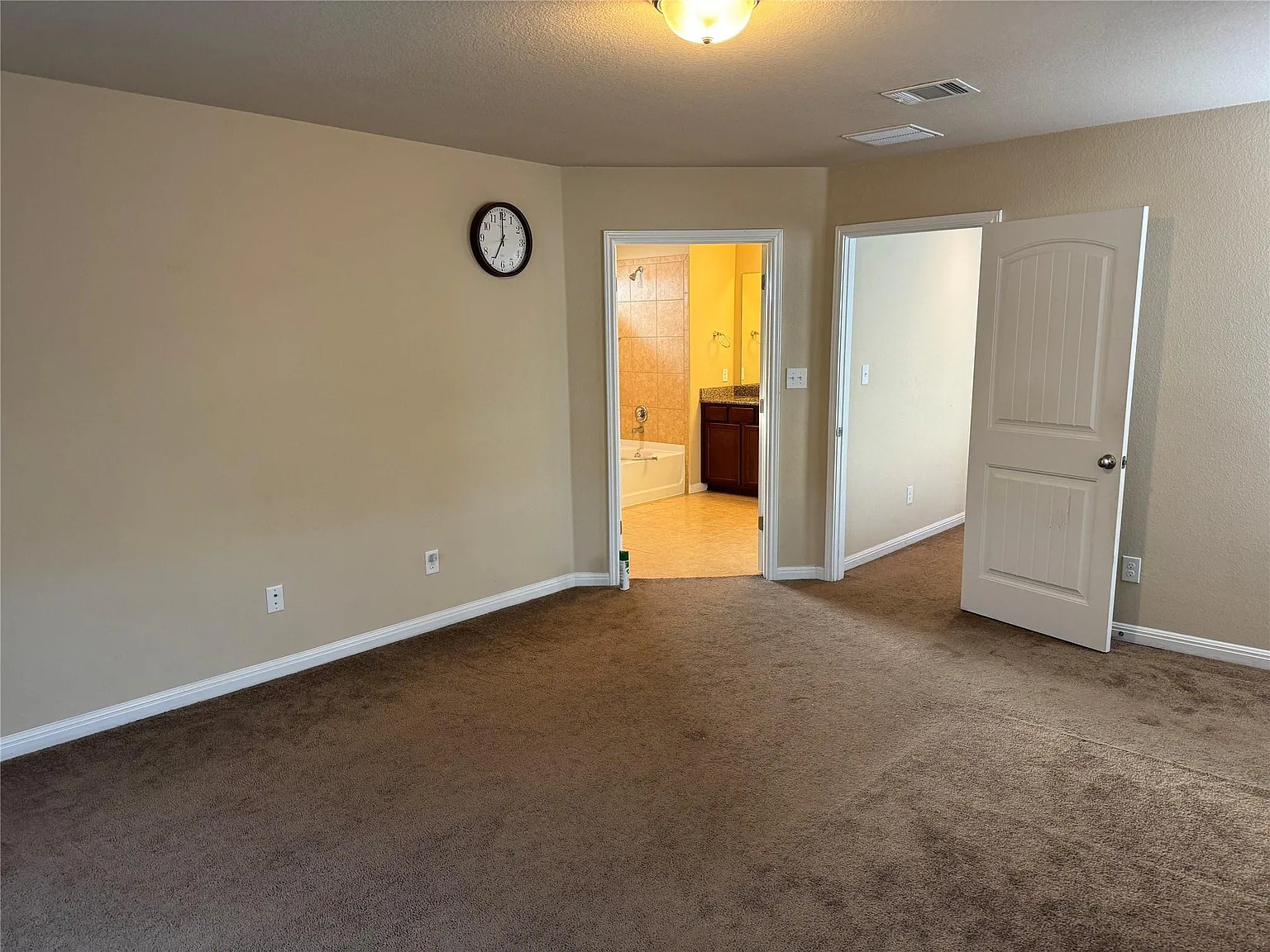 3 bed, 2.5 bath, 2504 sqft, $2,200 — Photo 4