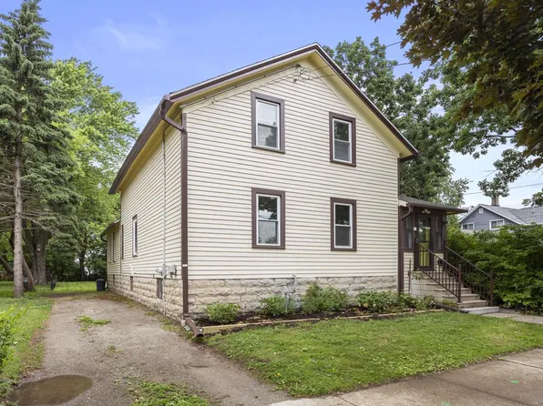 736 West 11th AVENUE, Oshkosh, WI 54902