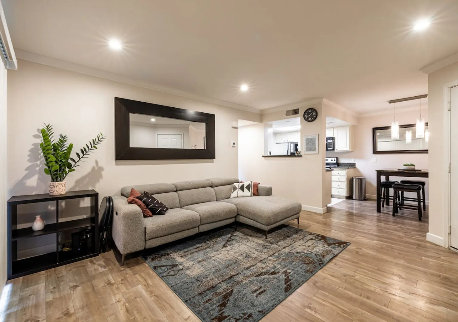 Cozy Casa | Executive CondoPoolSpaSaunaBBQ — Photo 1