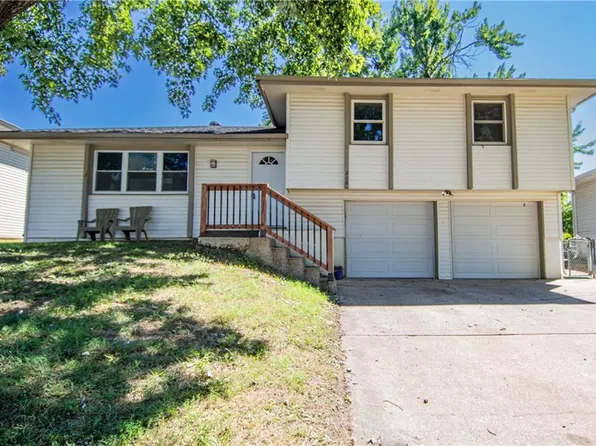 268 Holiday Dr, Lansing, KS 66043