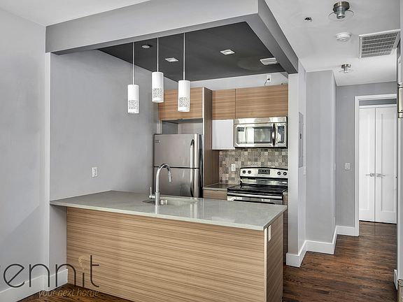 4th image of 581 Van Buren St #2R
