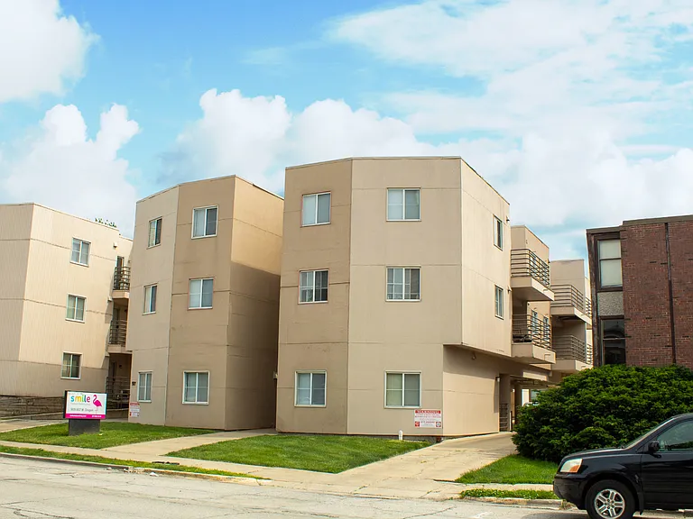 907 W Oregon St — Photo 1